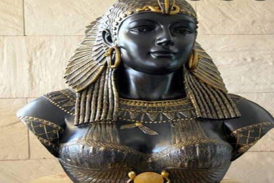 صورة تمثال كليوباترا وليس أول طبيبة فرعونية مصرية فتبينوا